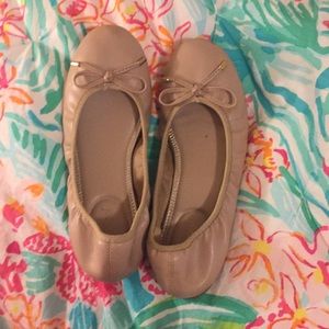 a beautiful flat with a bow with gold ends